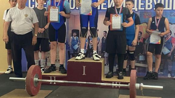Юные ставропольские штангисты разыграли комплекты наград в Кумской Долине