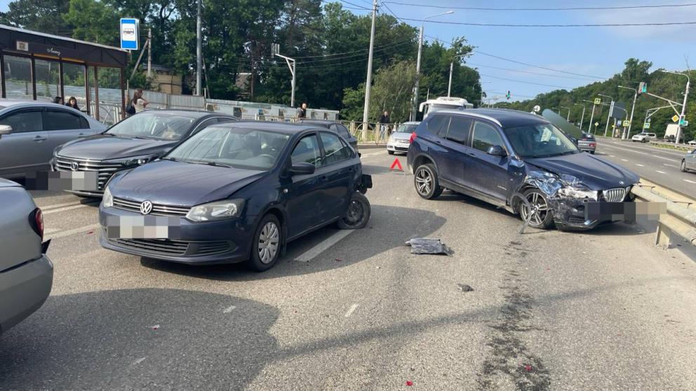 Четыре автомобиля столкнулись в Ставрополе