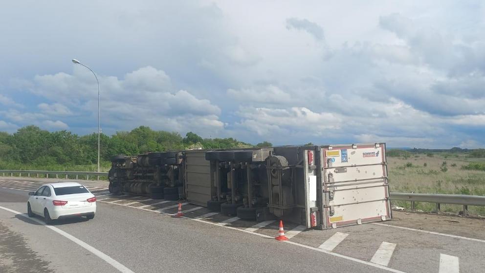 Грузовик с зефиром перевернулся на Ставрополье