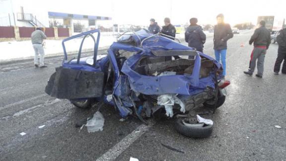 На Ставрополье грузовик «Ман» врезался в стоящую «Оку», один человек погиб