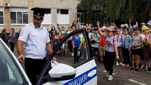 Ставропольский «Дядя Степа» напомнил детям о правилах дорожного движения