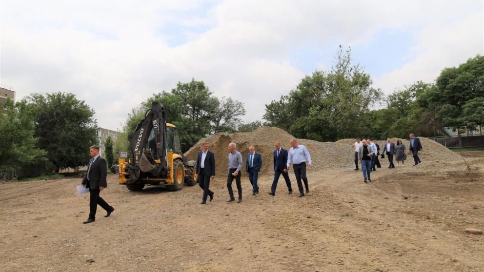 Депутаты Ставрополья обсудили благоустройство сквера в Солнечнодольске