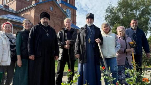 В селе Кочубеевском прошла акция благоукрашению прихрамовой территории