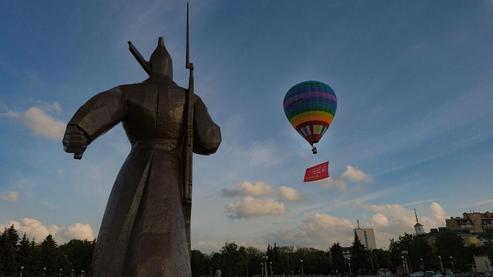 Над Ставрополем запустили шар со знаменем Победы
