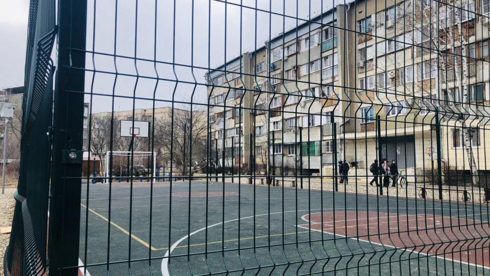 В Железноводске устранили последствия разгула вандалов на спортплощадке