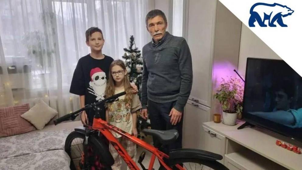 Руководитель регприёмной «Единой России» подарил велосипед школьнику из Ставрополя