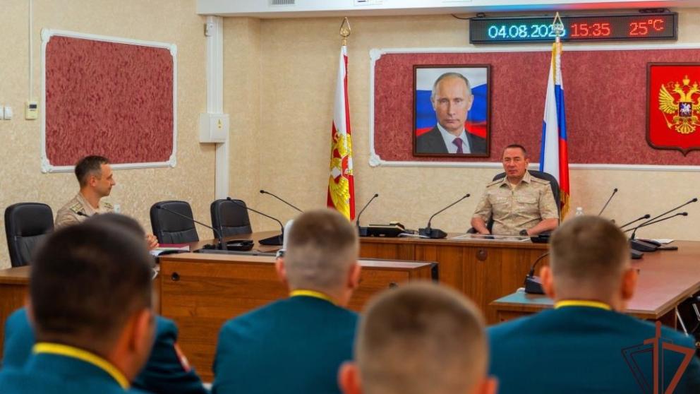 Командующий Северо-Кавказским ордена Жукова округом Росгвардии встретился с выпускниками военных вузов в Пятигорске