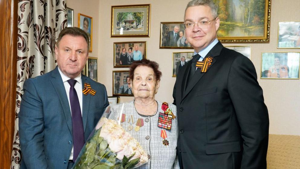 Губернатор Владимиров вручил знак «Почётный гражданин Ставропольского края» ветерану ВОВ