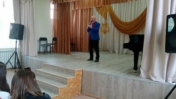 В селе Курсавка прошла творческая встреча с писателем Владимиром Бутенко