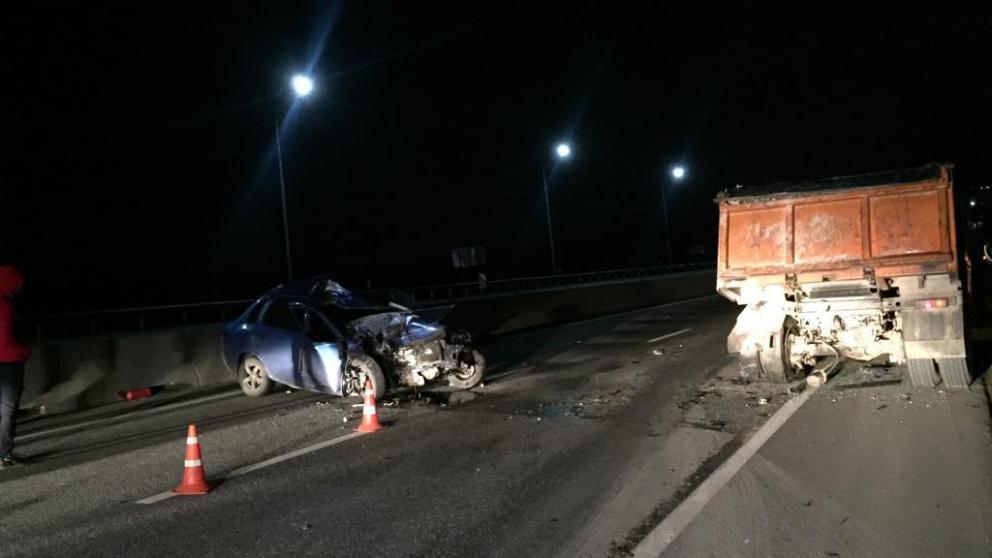 Вблизи Железноводска водитель легковушки врезался в два «КамАЗа» и погиб