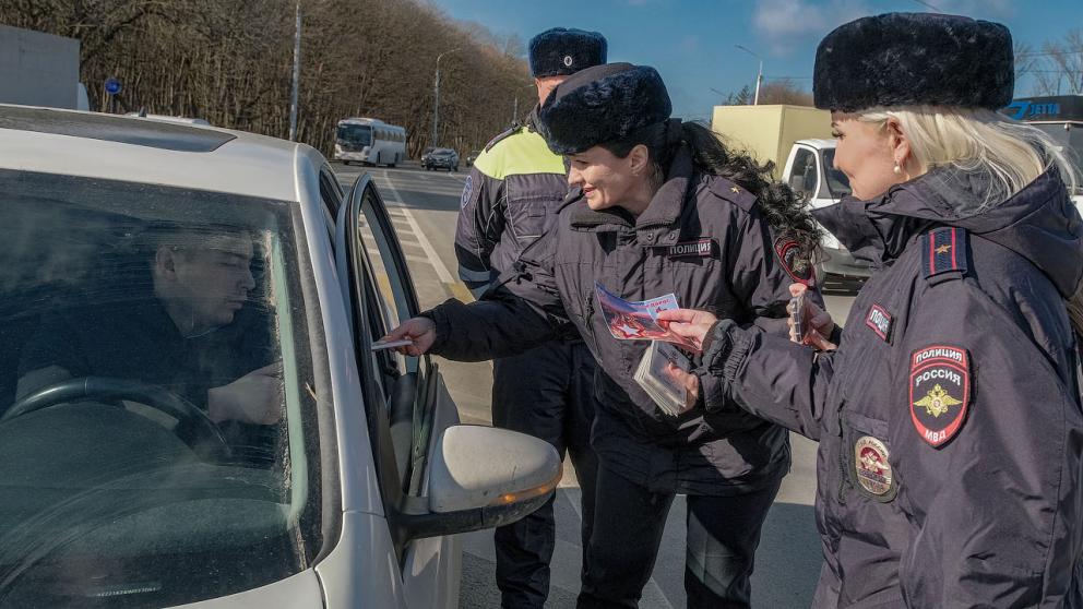 Сотрудники Госавтоинспекции Ставрополья поздравили водителей с 23 Февраля