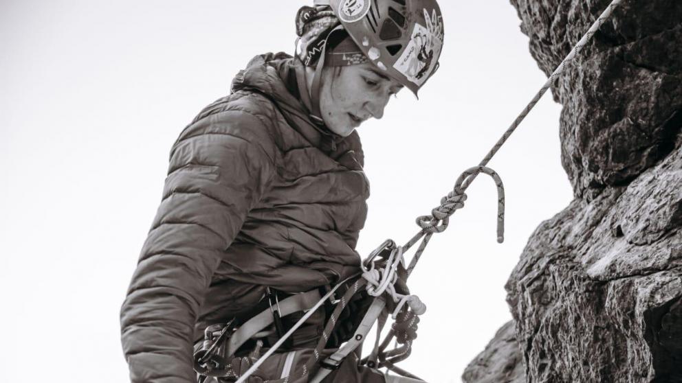 Увлечение ледолазанием помогло выиграть бесплатную операцию для сестры