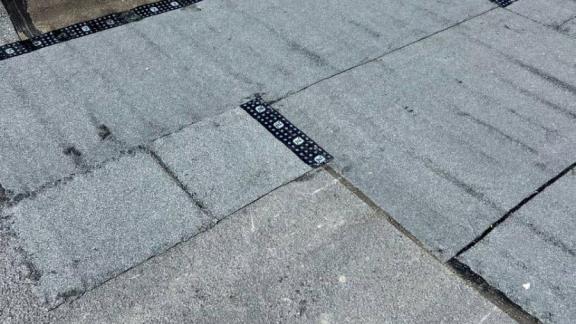 В Ставрополе по улице 50 лет ВЛКСМ проведены латочные работы на крыше