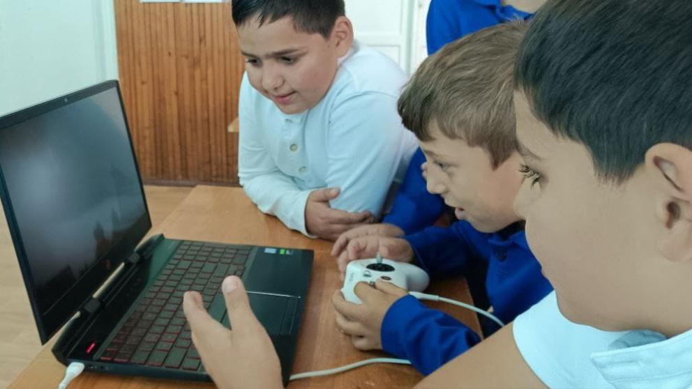 Школьники села Сергиевского начали осваивать новый симулятор FPV дронов