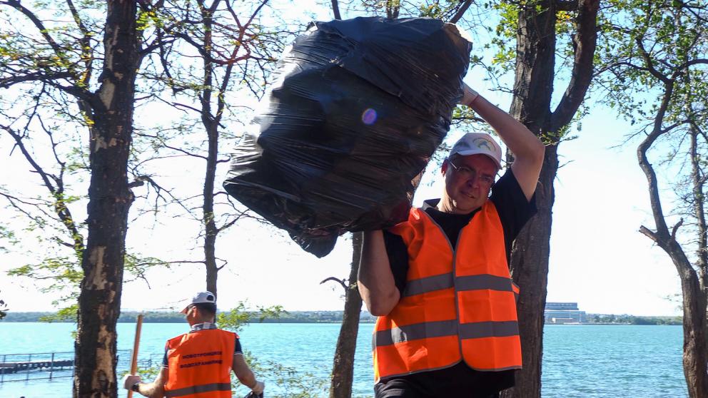 Владимир Владимиров присоединился к уборке Новотроицкого водохранилища