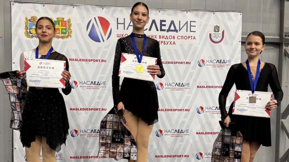 Юные ставропольские фигуристы получили медали на родном льду