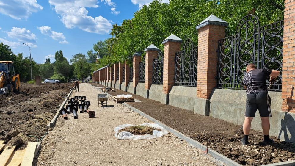 В Минеральных Водах благоустраивают территорию у собора