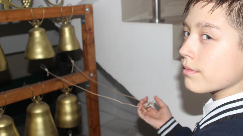 Ученик православной гимназии Невинномысска изучает звонарское искусство