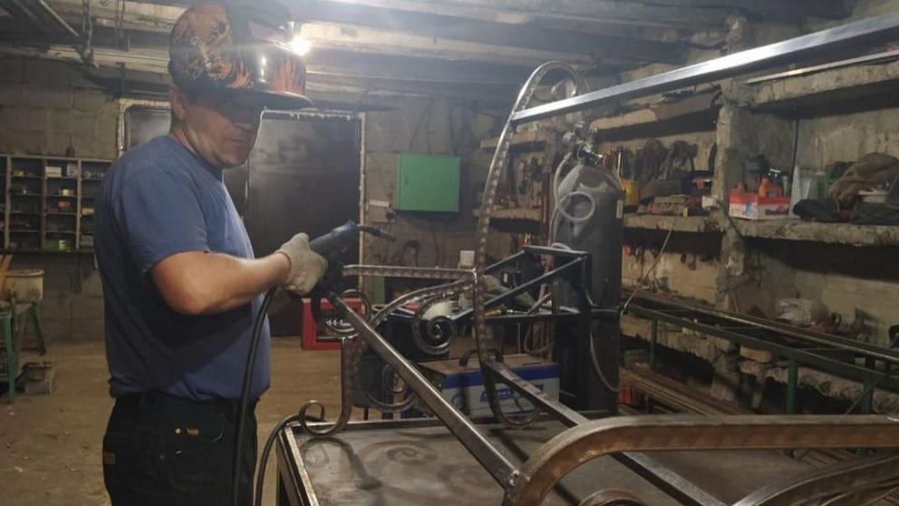 На Ставрополье соцконтракт помог многодетной семье открыть цех кованых изделий