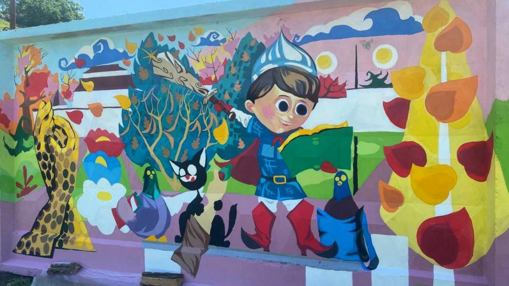 Педагог из Новопавловска превращает стены в арт-объекты