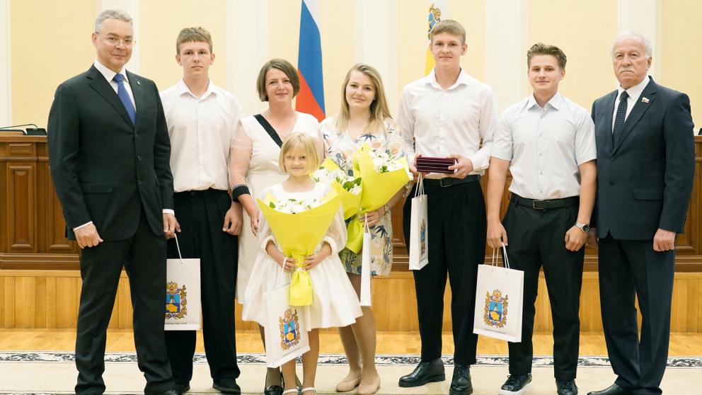 Губернатор Владимиров вручил государственные и краевые награды в преддверии Дня России