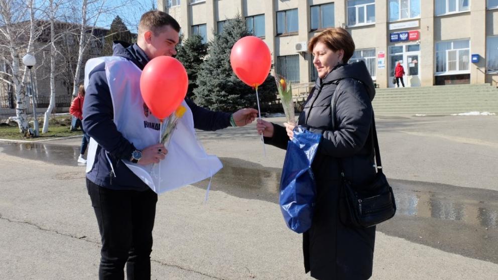 В ставропольском селе Кочубеевском волонтёры поздравили женщин