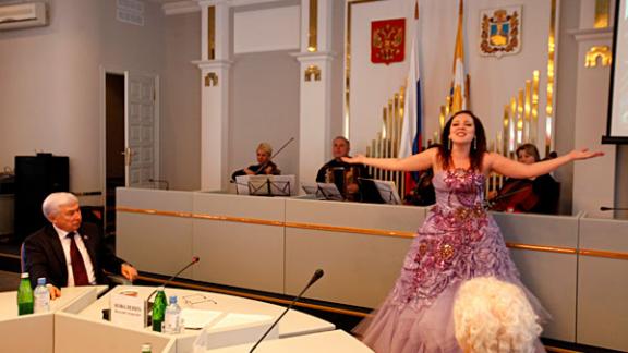 Женщинам подарили цветы к 8 марта в Думе Ставропольского края