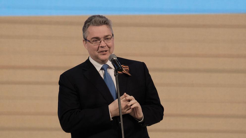 Студент Пятигорского техникума информационных технологий подарил губернатору галстук