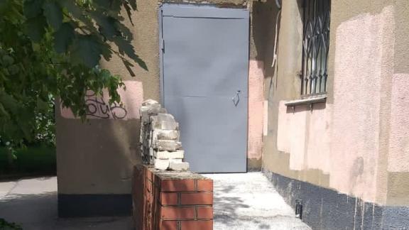 В Ставрополе соседи организовали для колясочницы выезд на пандус