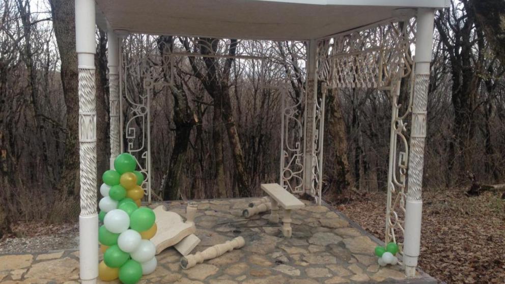 Вандалы разгромили беседки Лермонтовского терренкура в Железноводске