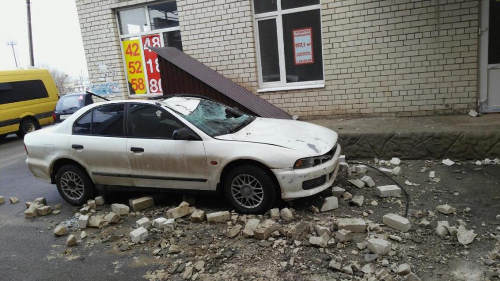 Дождь из кирпичей обрушился на машину в Ставрополе