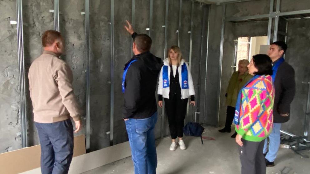 Партийный десант проверил ход капремонта школы в селе Арзгир