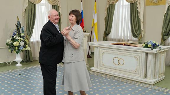 Семью Селюковых с 50-летним юбилеем поздравили в ЗАГСе Ставрополя