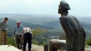 Памятник Лермонтову в Кисловодске вернули на площадку Красное Солнышко