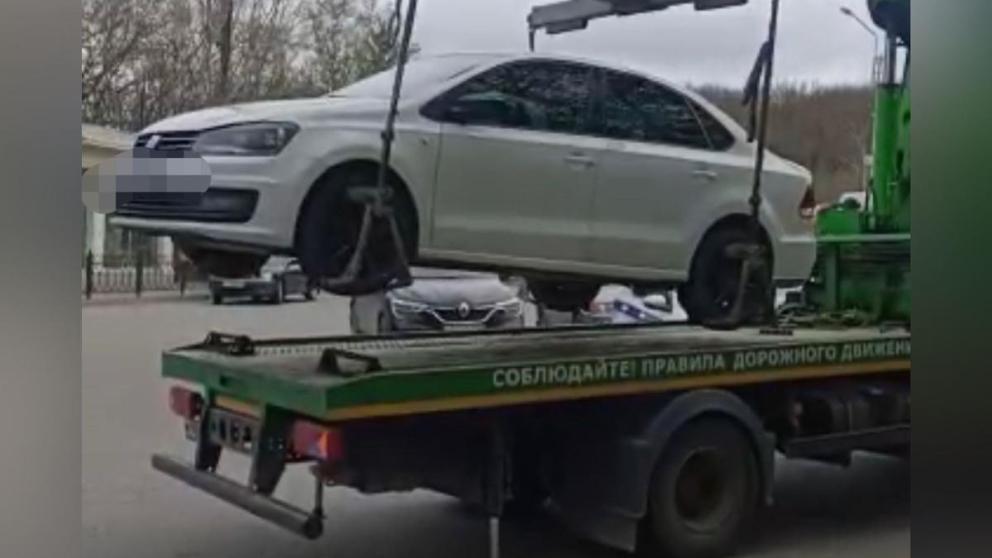 В Железноводске эвакуировали 15 автомобилей за нарушение правил парковки