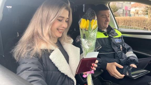 На дорогах Ставрополья сотрудники ГАИ поздравили женщин с 8 Марта