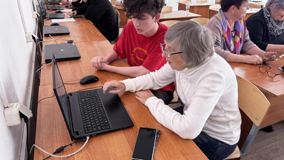 Пенсионеров Новоалександровского округа обучают компьютерной грамотности