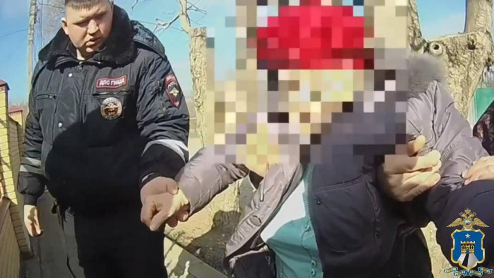 На Ставрополье автоинспекторы помогли пенсионерке, которой стало плохо на улице