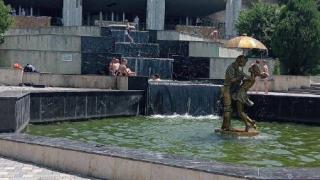 Фонтан в Железноводске могут спустить из-за купающихся в нём детей