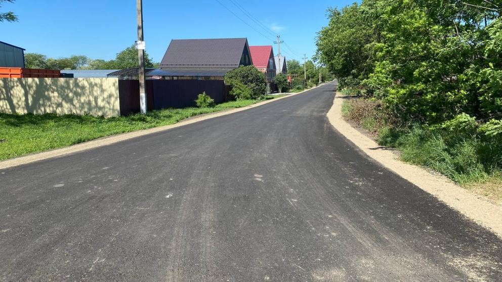 В Новоалександровском округе Ставрополья на трёх участках дорог уложили асфальт