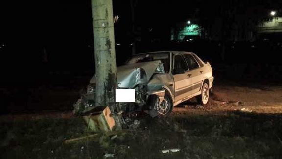 В Невинномысске водитель оказалась в больнице после «встречи» со столбом
