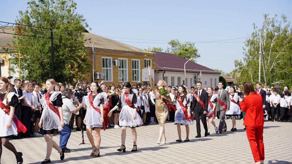 Выпускники Ставрополья принимают поздравления с последним звонком