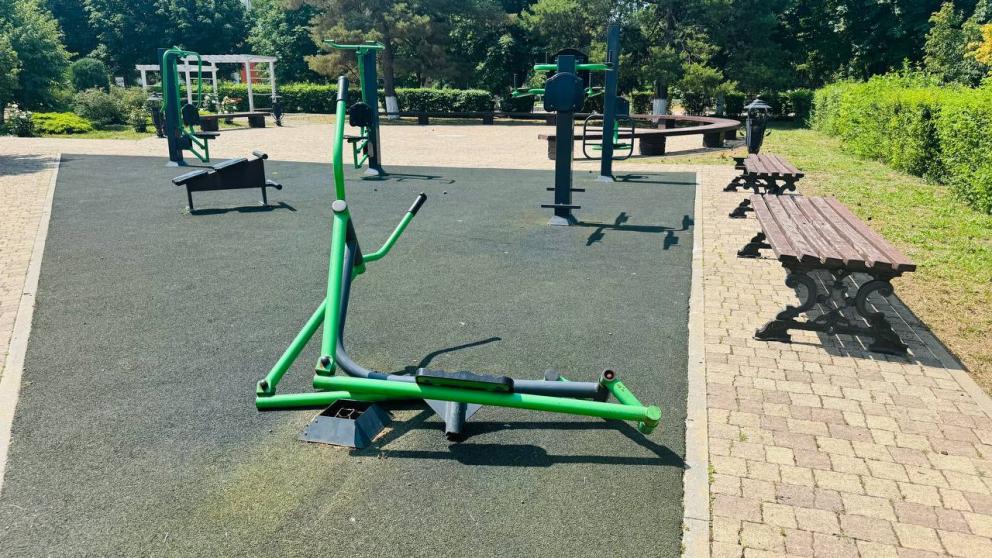 В парке села Красногвардейского сломали малые архитектурные формы