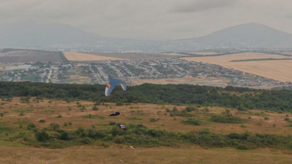 В Предгорном округе Ставрополья на параплане в небо подняли триколор 