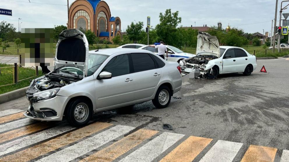 Два человека пострадали при столкновении автомобилей в Будённовске