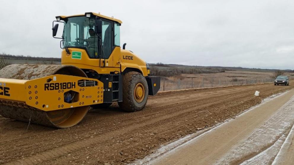 В Минераловодском округе ремонтируют подъездную дорогу к хутору