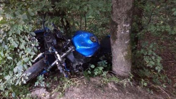 Перелом голени получил мужчина в Ставрополе, врезавшись в дерево на угнанном мотоцикле