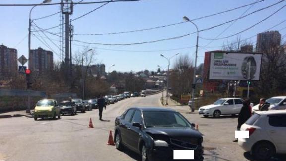 В результате столкновения в Ставрополе двух автомобилей пострадали два человека