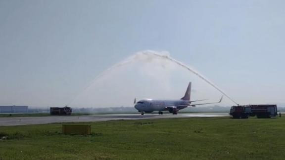 Водной аркой встретили первый рейс из Ижевска в аэропорту Минеральные Воды
