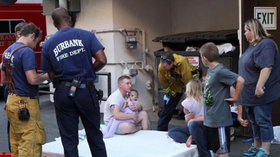 Выпавшего из окна ребенка спас матрац переезжающих соседей